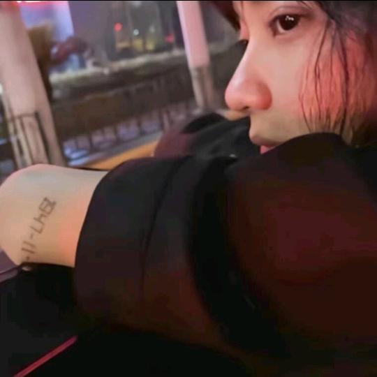 海 子.