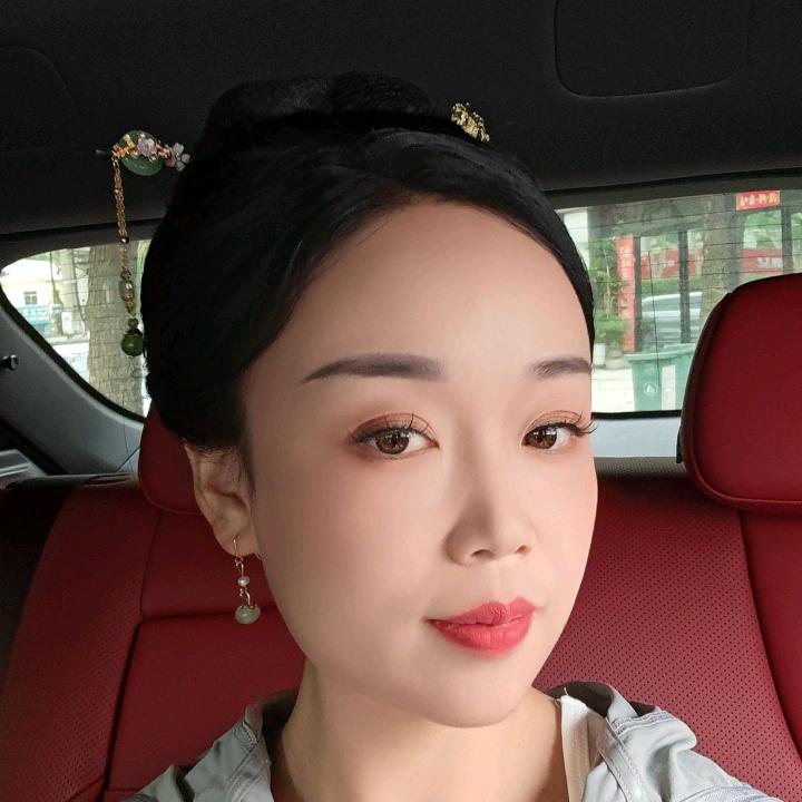 短剧演员小精头像