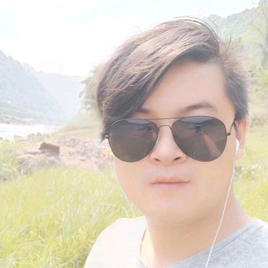 依稀人影在，只是红颜改