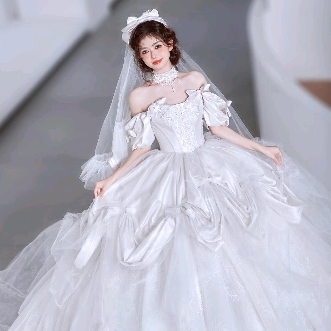 在通城开婚纱店的李