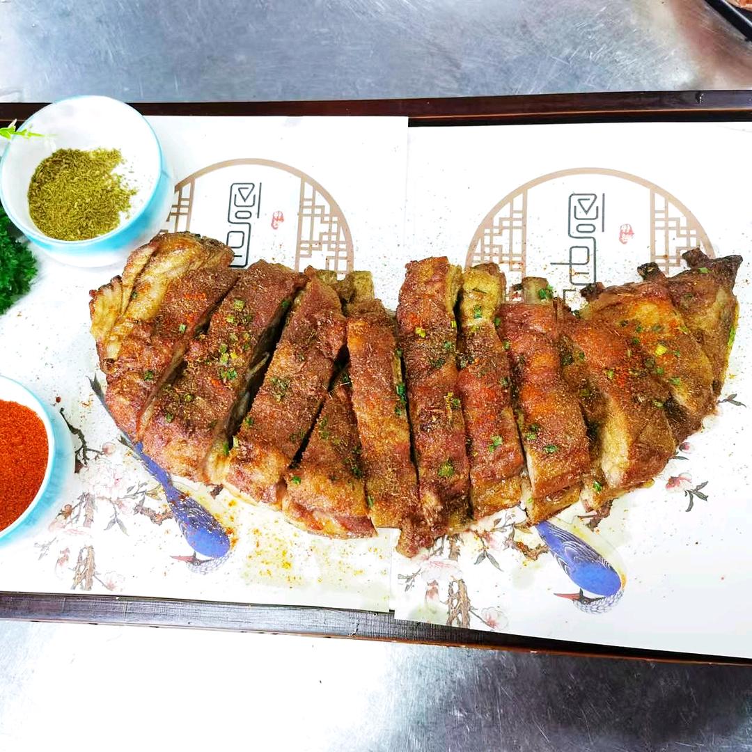 南京烤羊排的光头佬