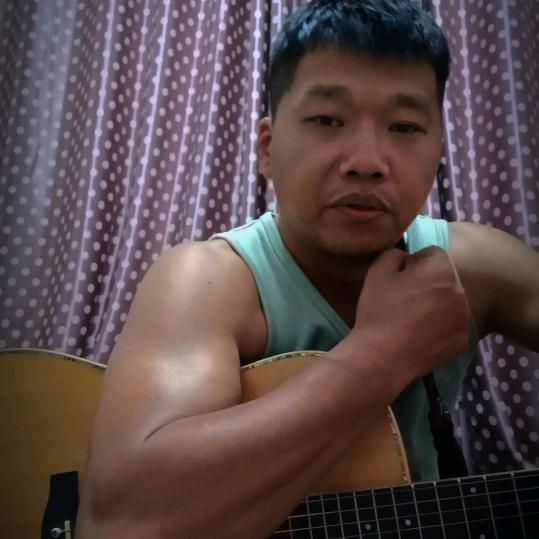 90年弹唱的秦同学