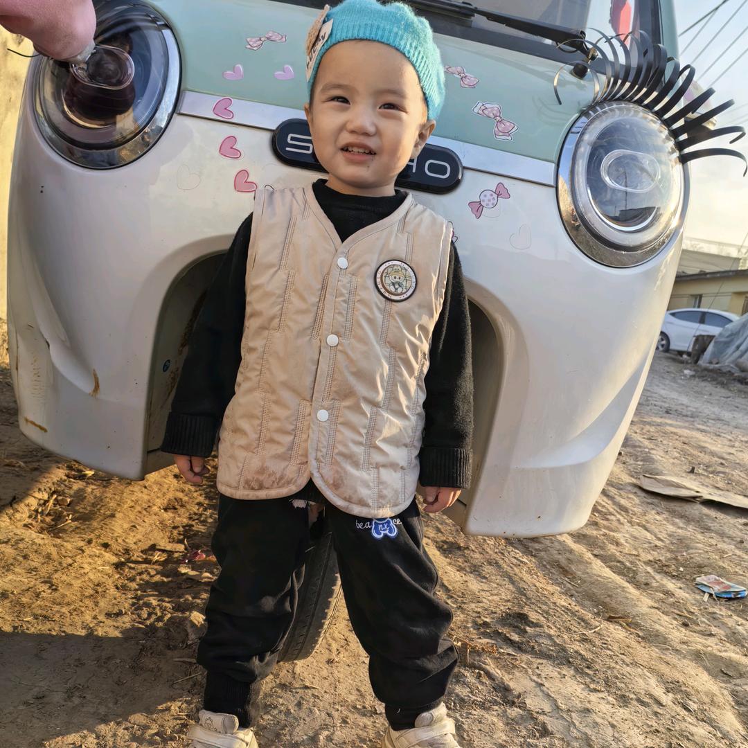 两岁的卓卓（打怪兽中）