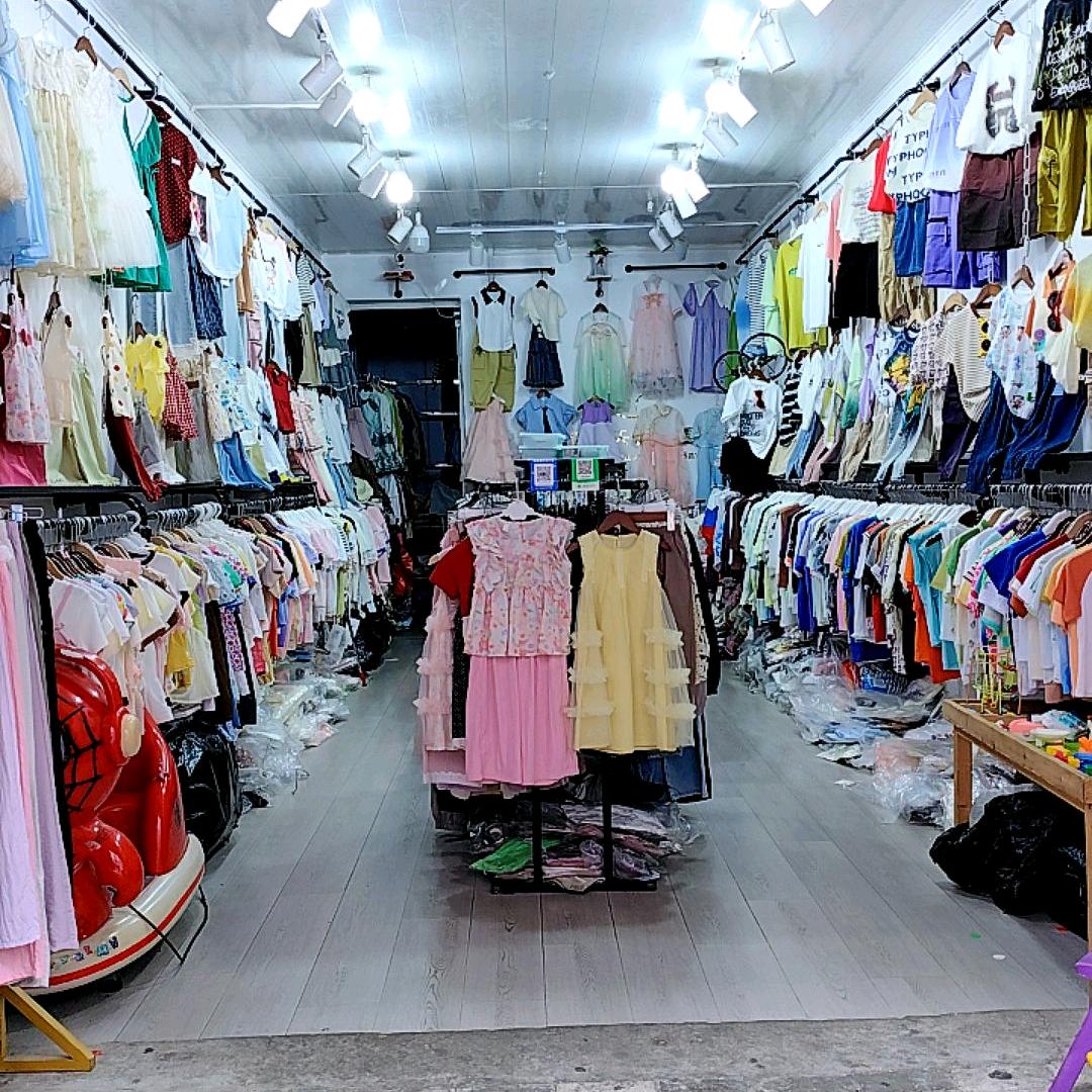 金沙小区中街小精灵童装店