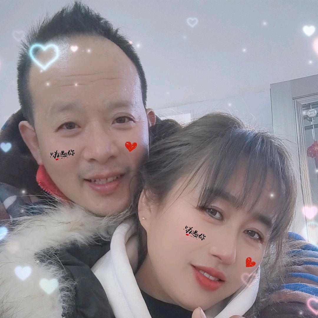 夫妻二人在贴砖的路上