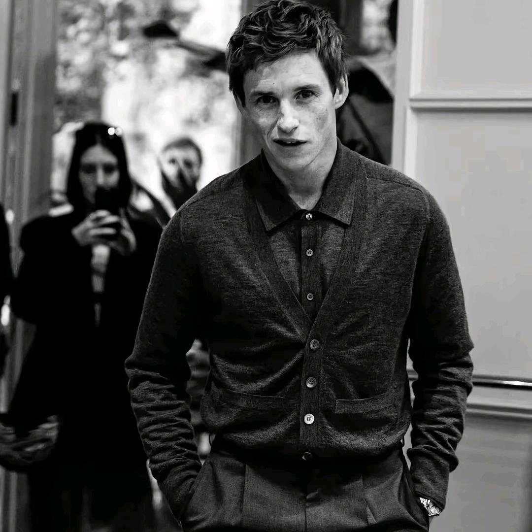 睡一觉饿的没力气起床所以才一直躺在床上睡