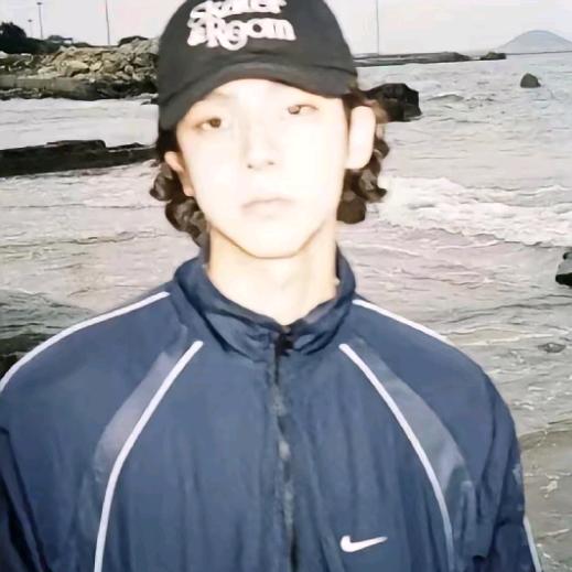 左右.
