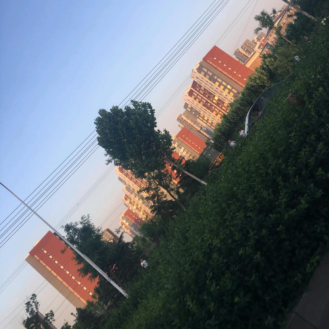 晨光爬上青瓦房