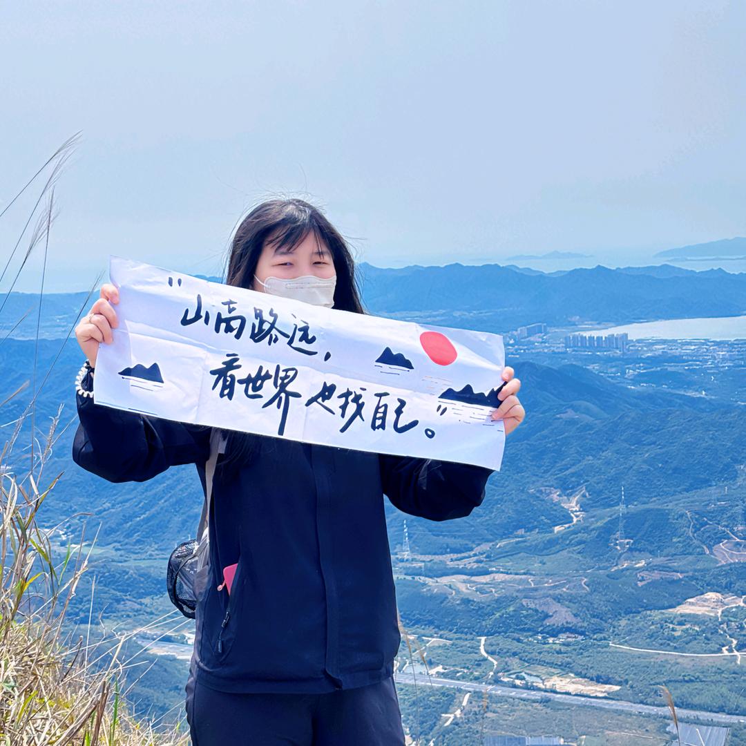 小妞爱吃排骨