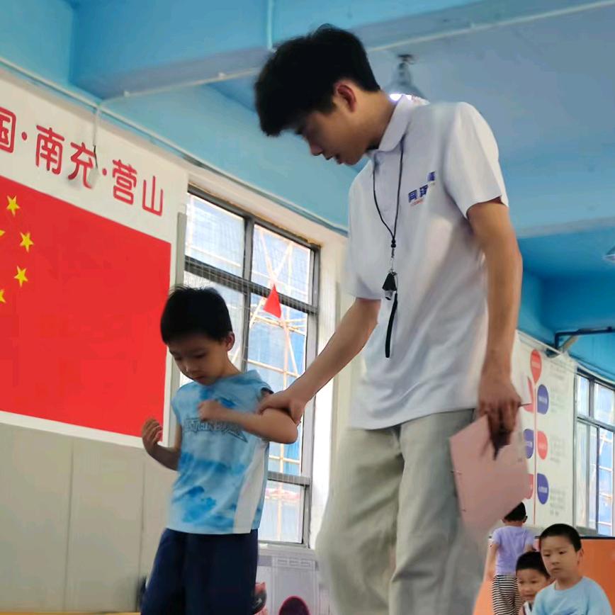 营山教篮球的库库老师