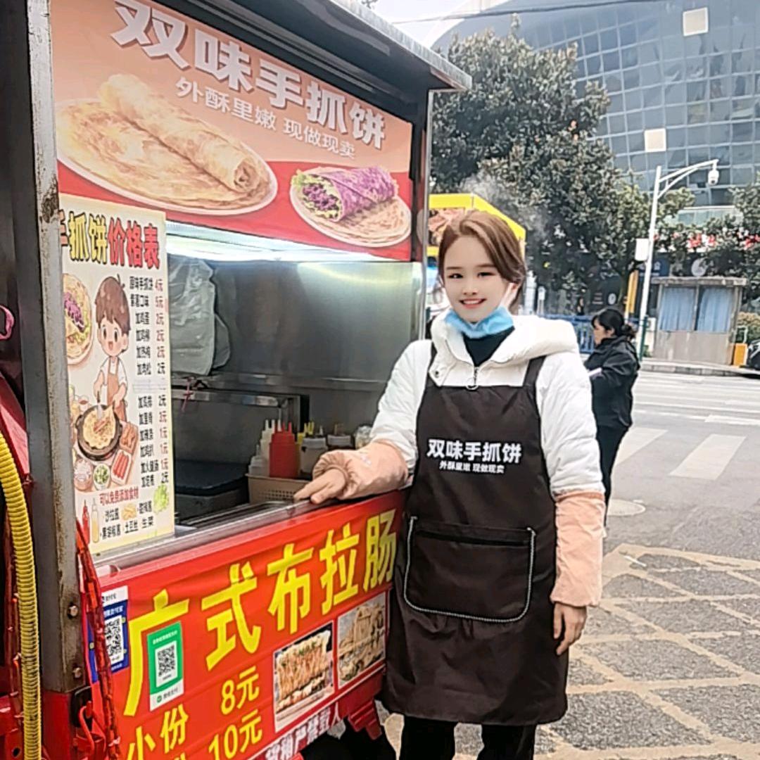 石姐姐摆摊卖手抓饼