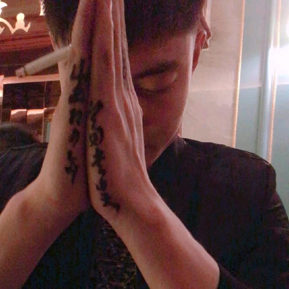 “坚强不屈”