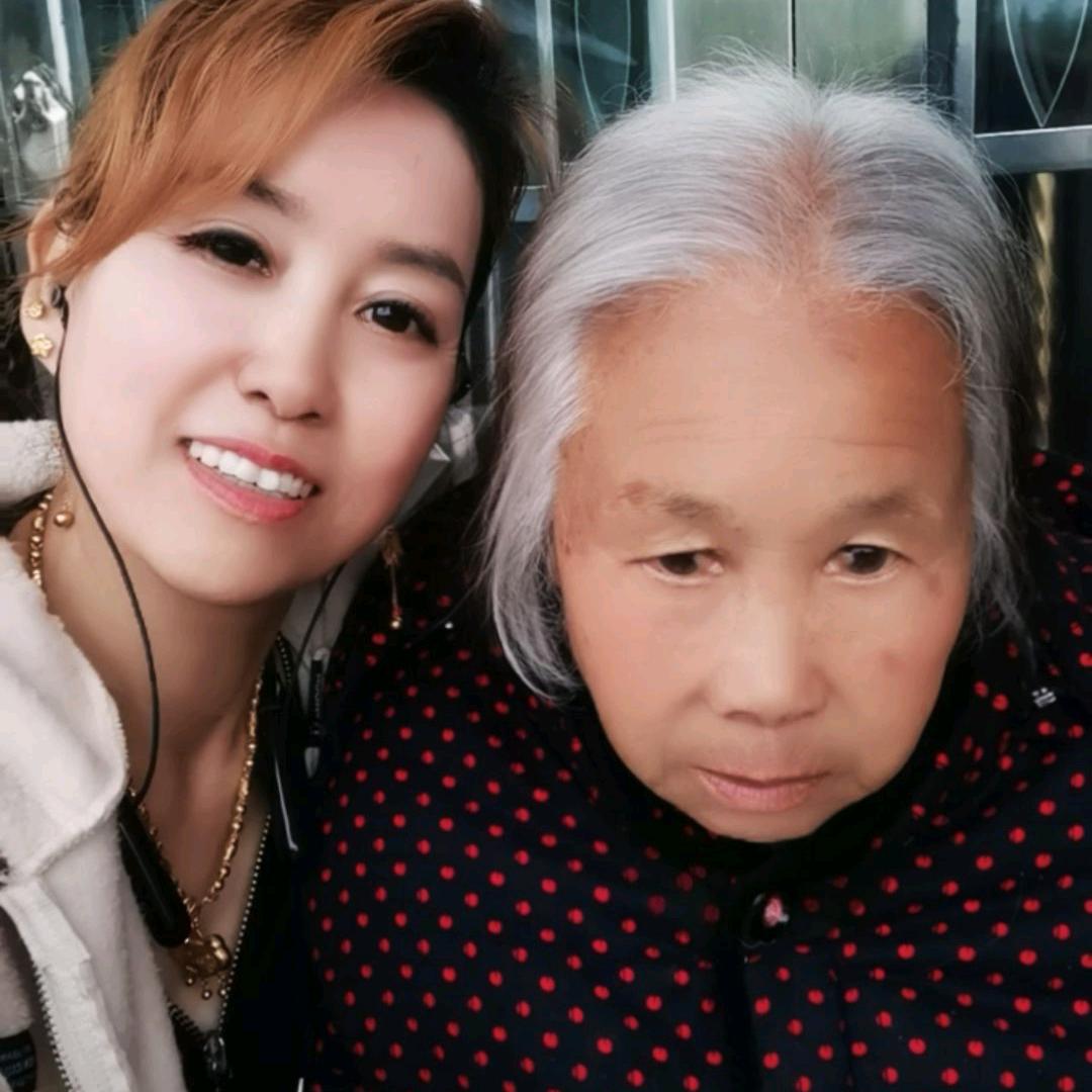 单身爱唱歌的霞姐