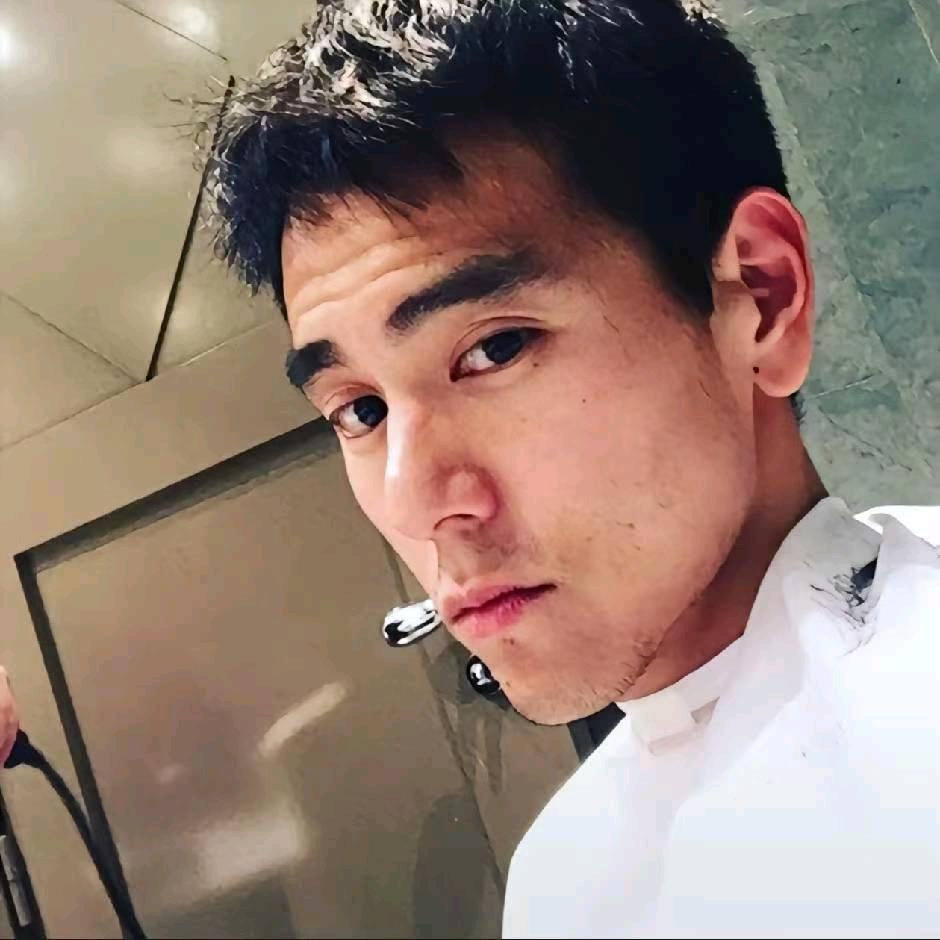 耍酷被肘击