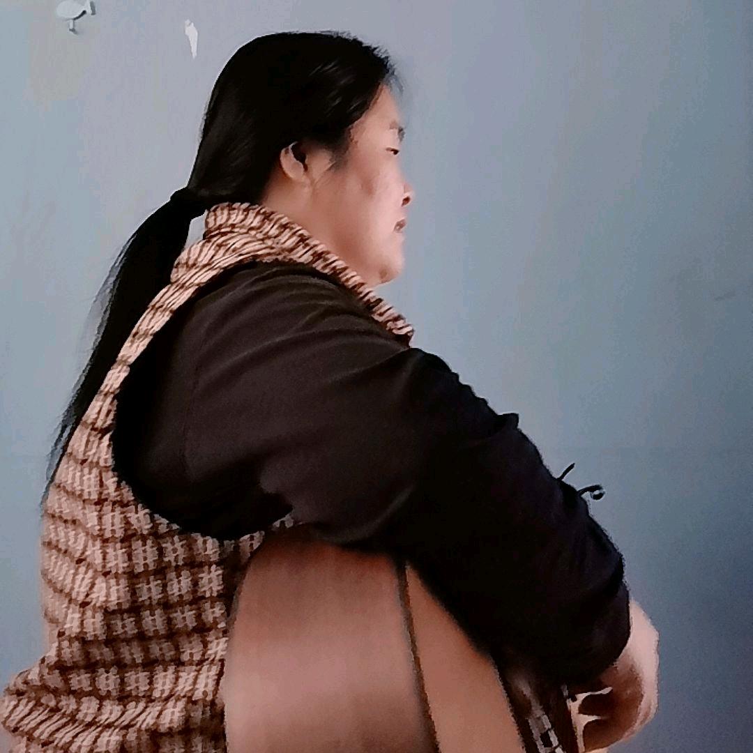 盲人青苹果，爱写歌，爱弹唱