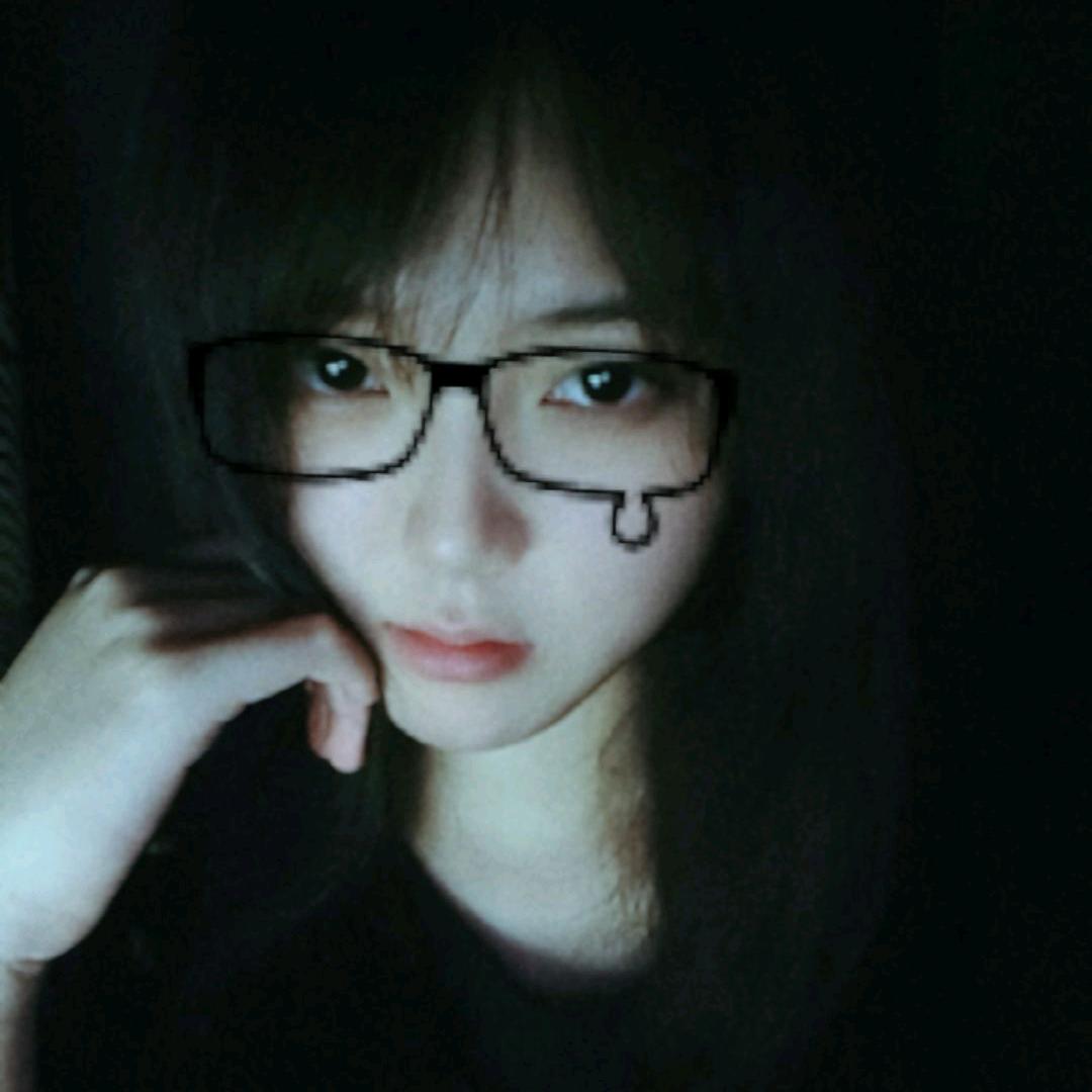 在家门口扶老奶奶过马路