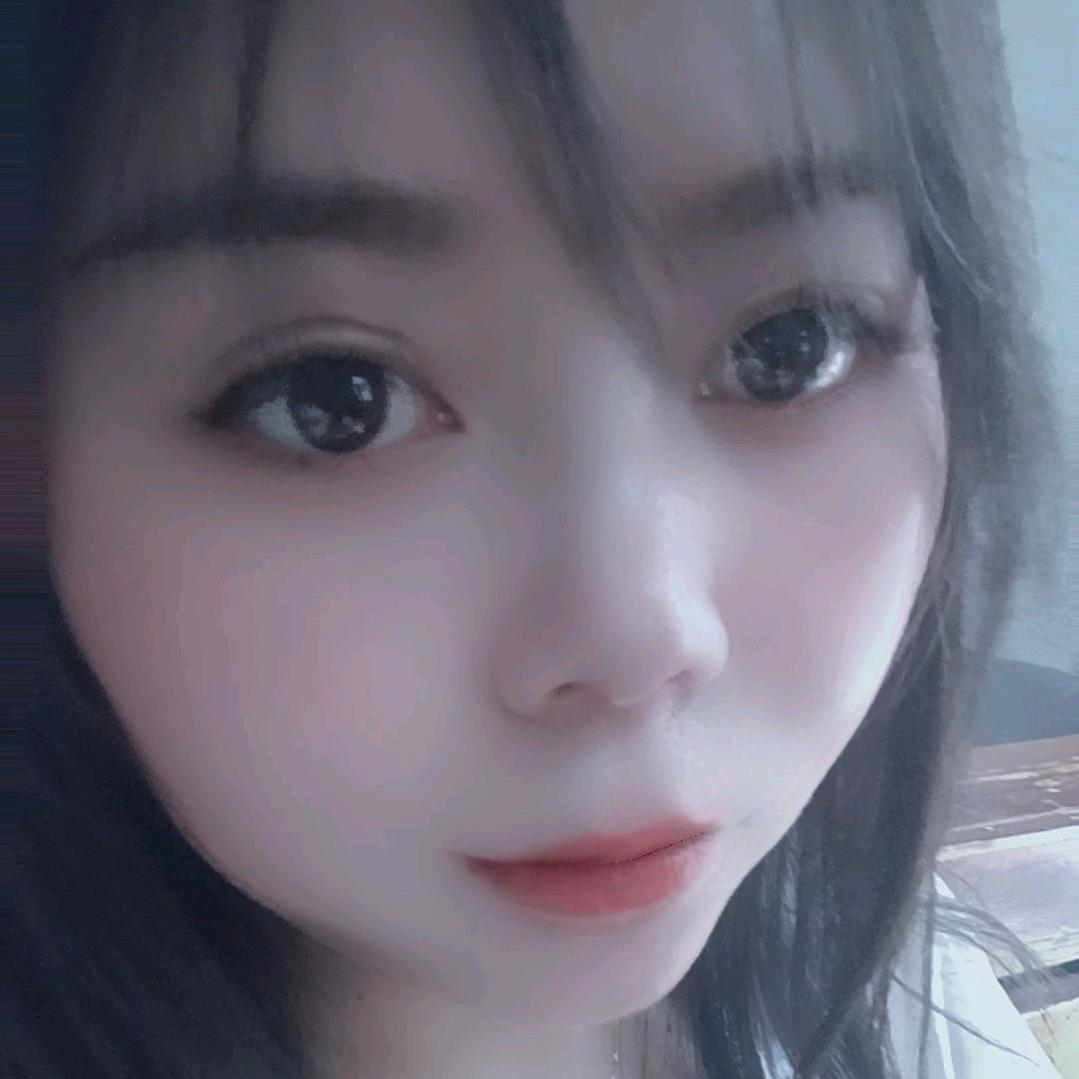 阳光下的微笑女孩