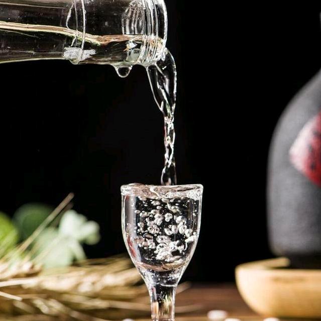 因为孤独喜欢喝酒的老头