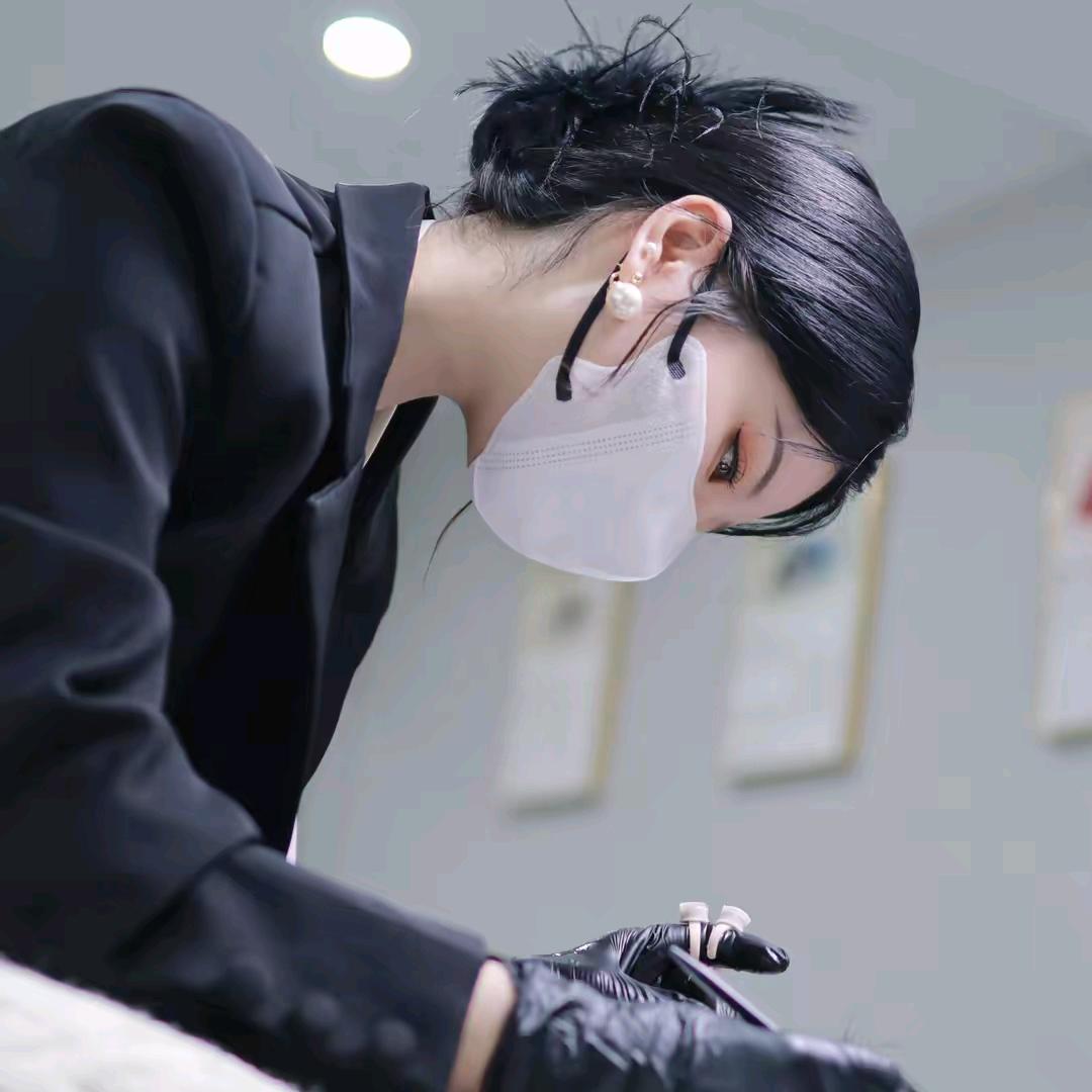 做眉毛的小姐姐