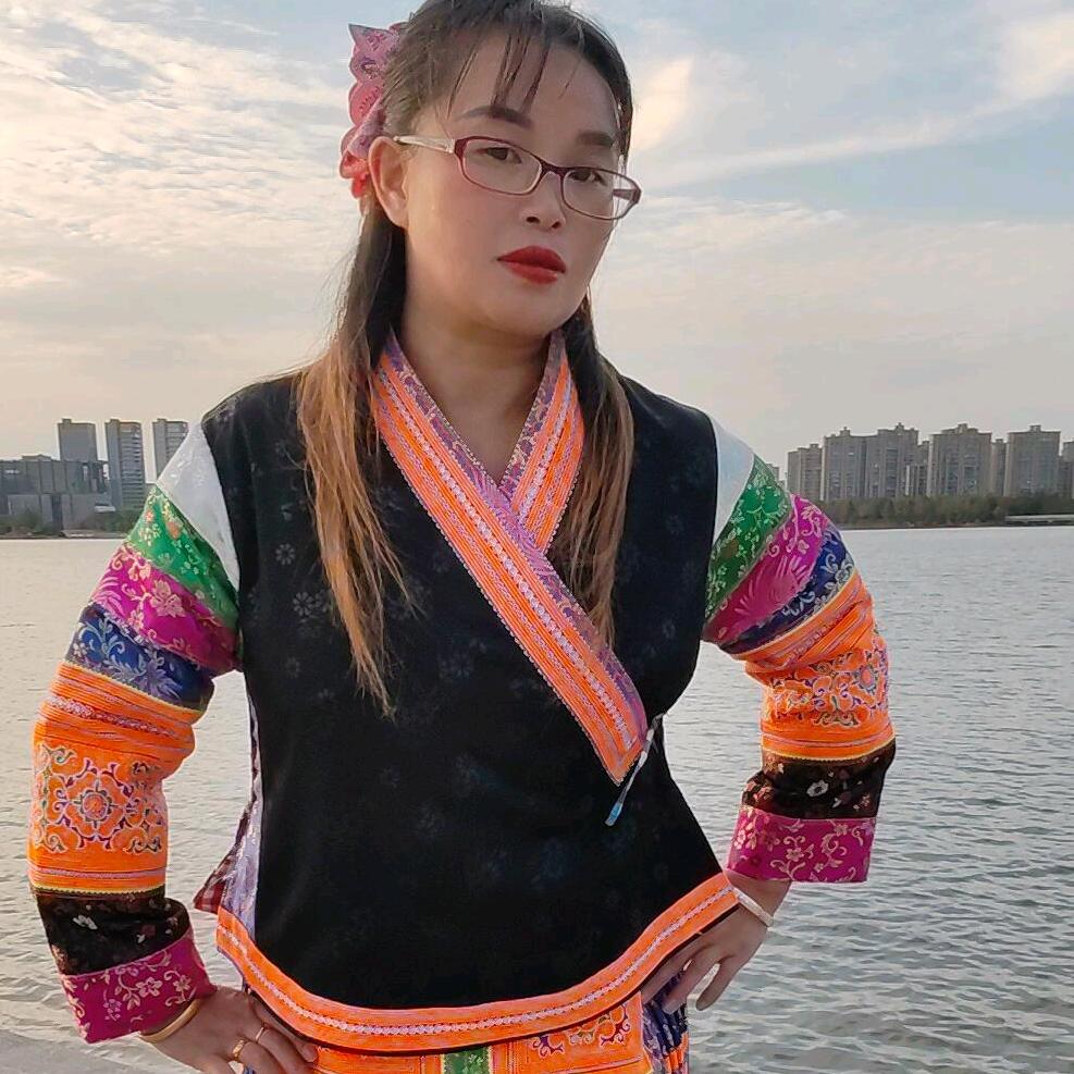套口工。杨亚芳