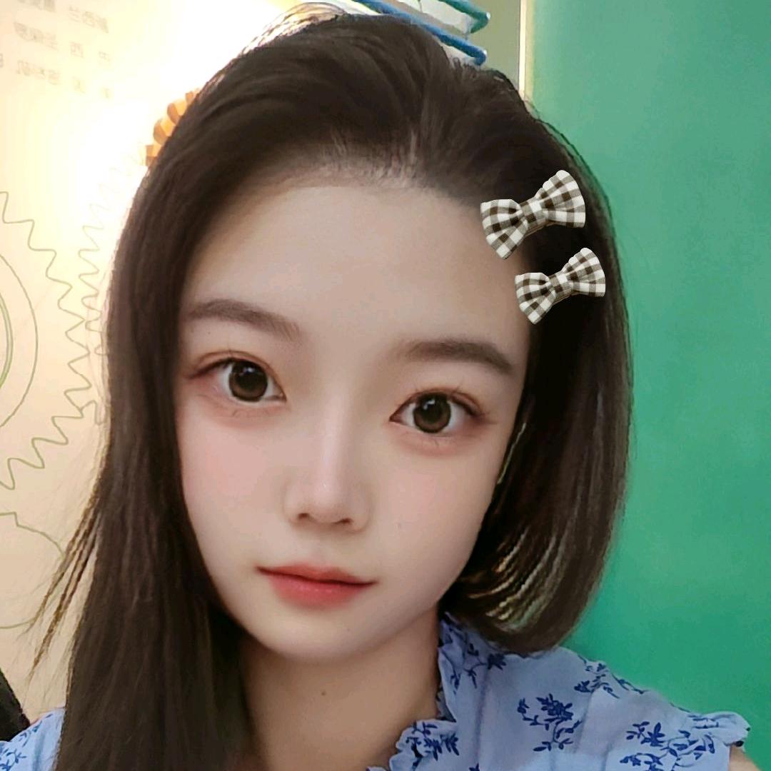 陪杜嘉伦长大的邱女士
