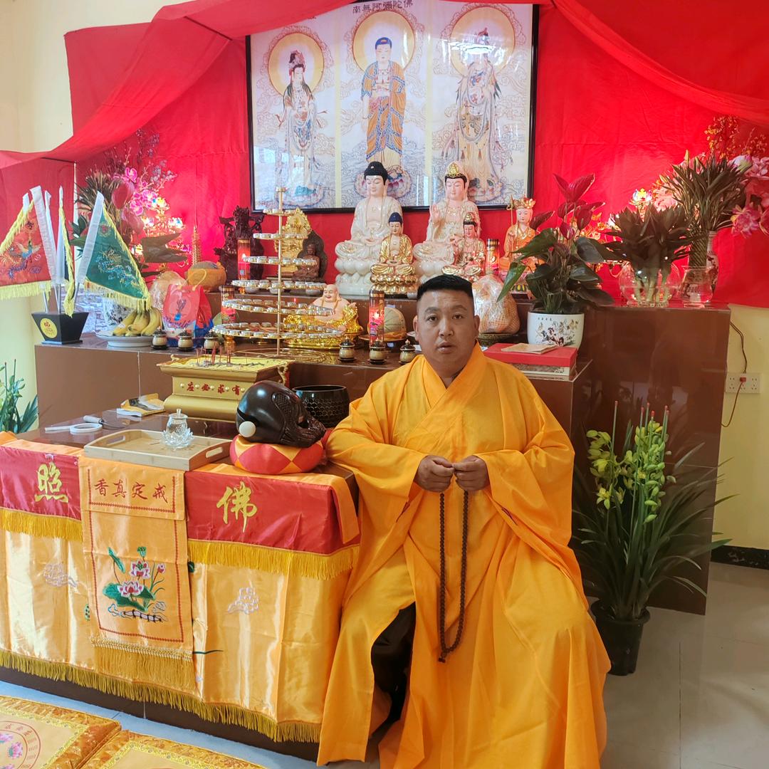 一盏明灯照亮一尊佛