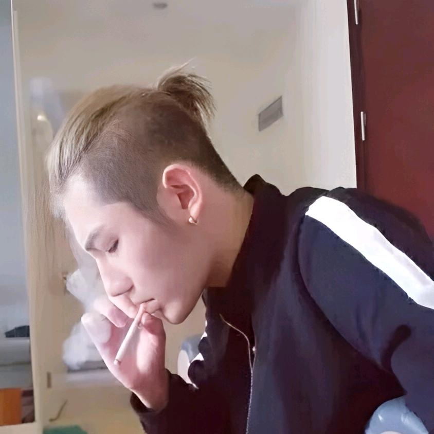 ゛𝑯𝐱 君 逍 遥 💫