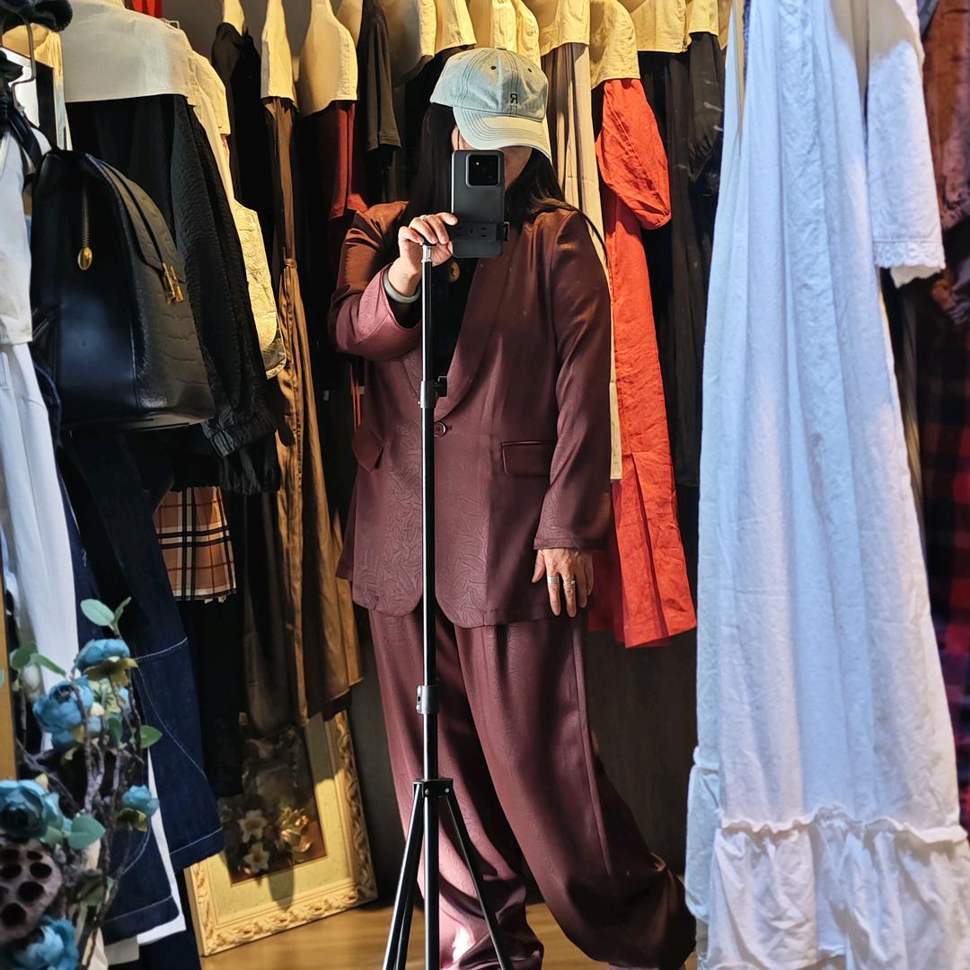 伊宁黑白格调服饰