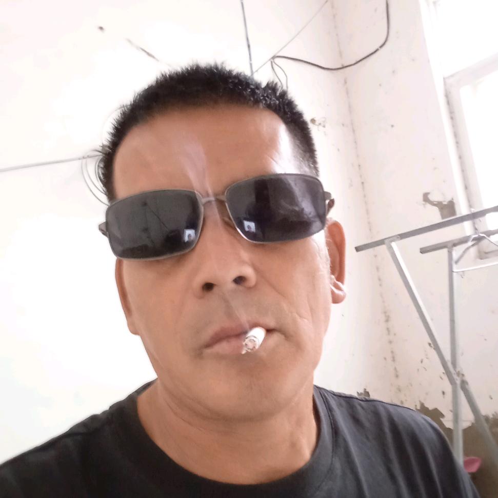 家和万事兴。蓝天白云。