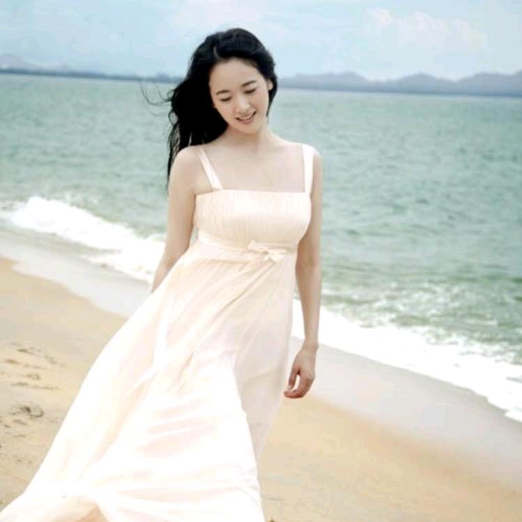 气质美如兰，才华馥比仙。天生成孤僻人皆罕