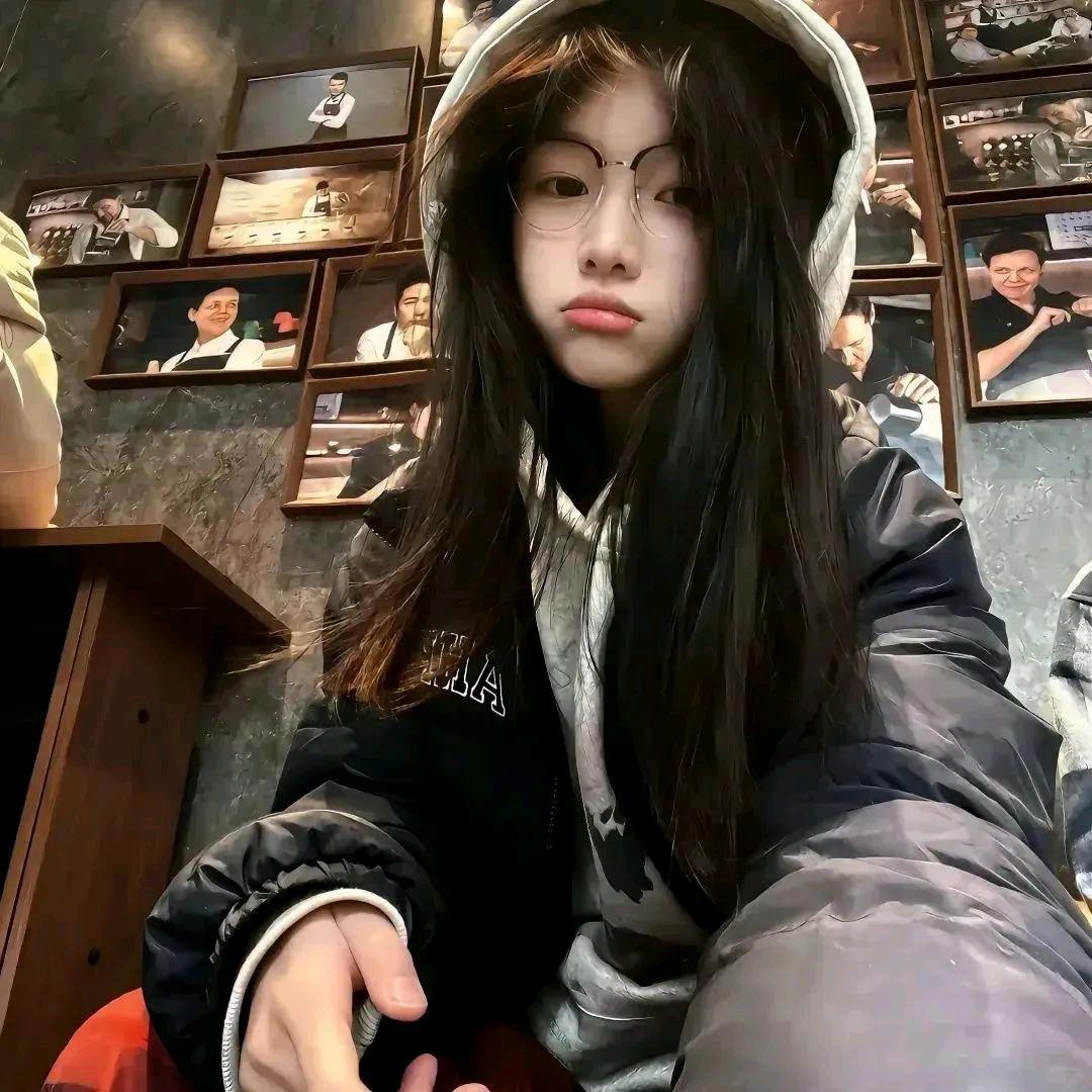 打扮成忧郁总裁被骂装货