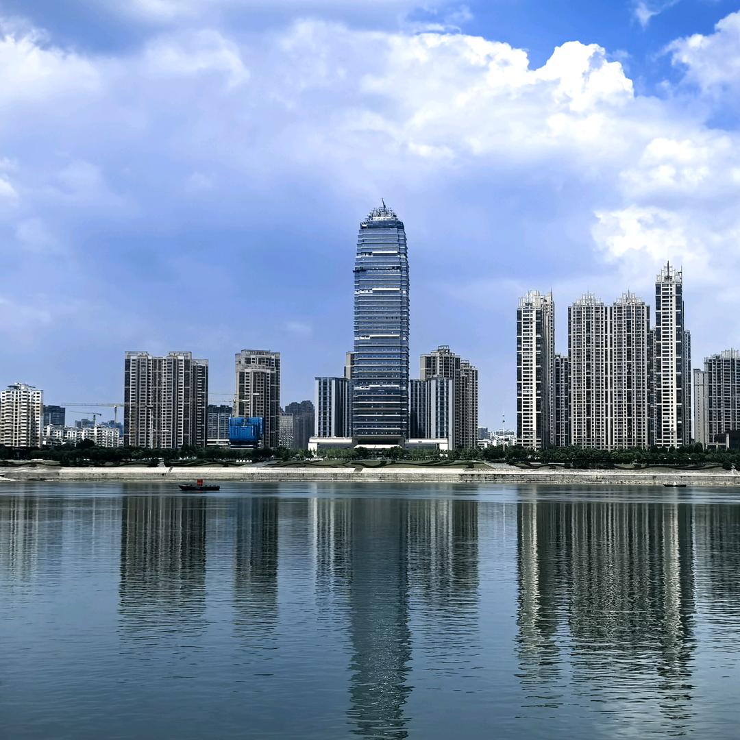 卖地标的小姐姐