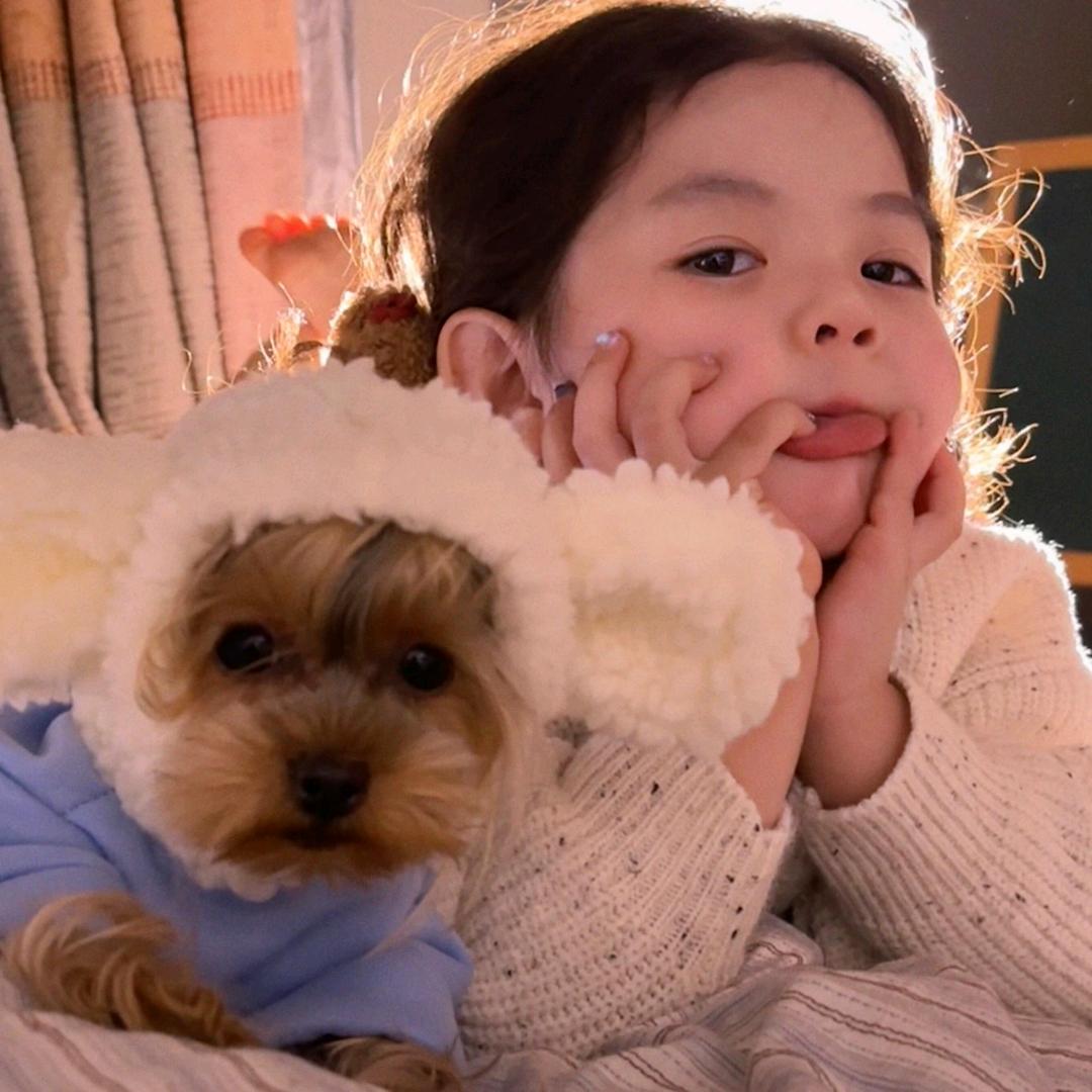 胳膊肘和膝盖火辣辣的疼