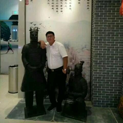 胖墩儿爱吃西红柿