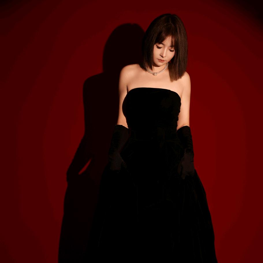 摆地摊卖女鞋的小姐姐