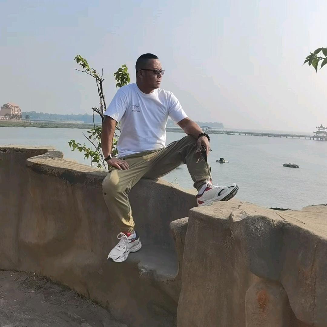 龙哥（一人在努力）