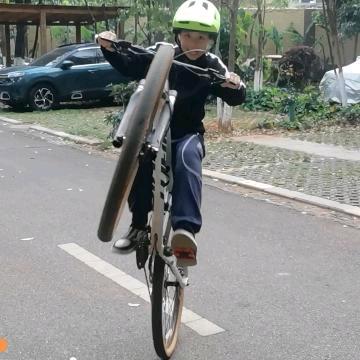 不会骑车的刘麒麟🥰😇