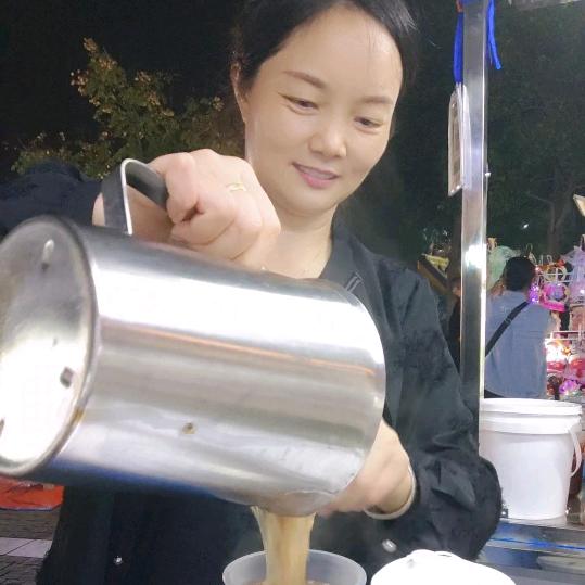 在京山摆摊的凤姐-(樊菇凉)