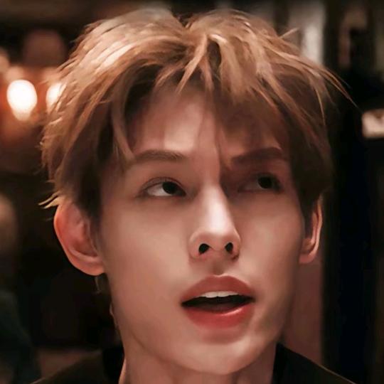 夜晚的水母不会游泳