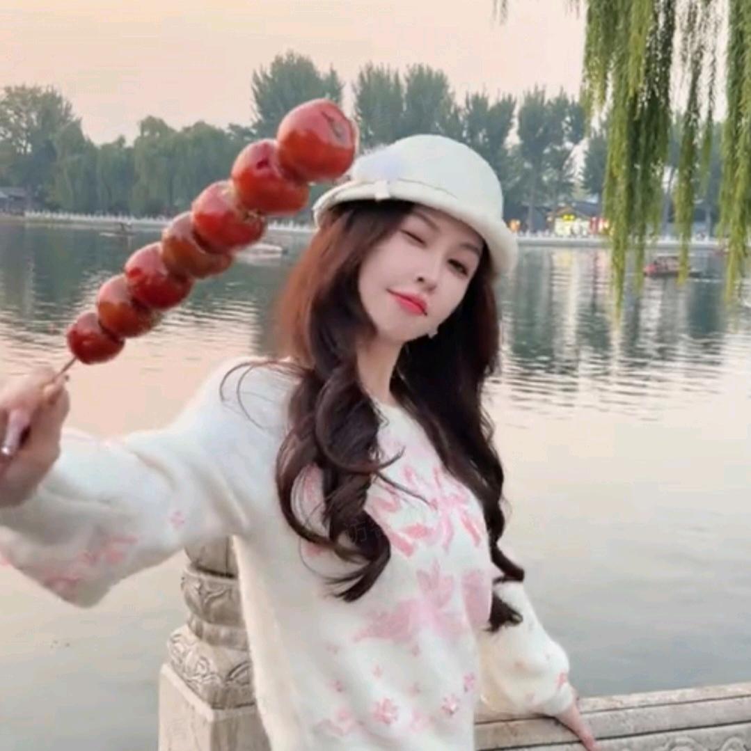 余潇潇(时尚穿搭)