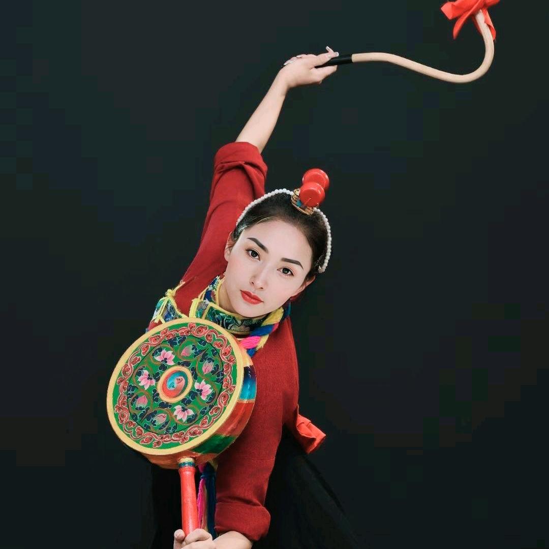 故乡察瓦龙。女歌手益西措姆