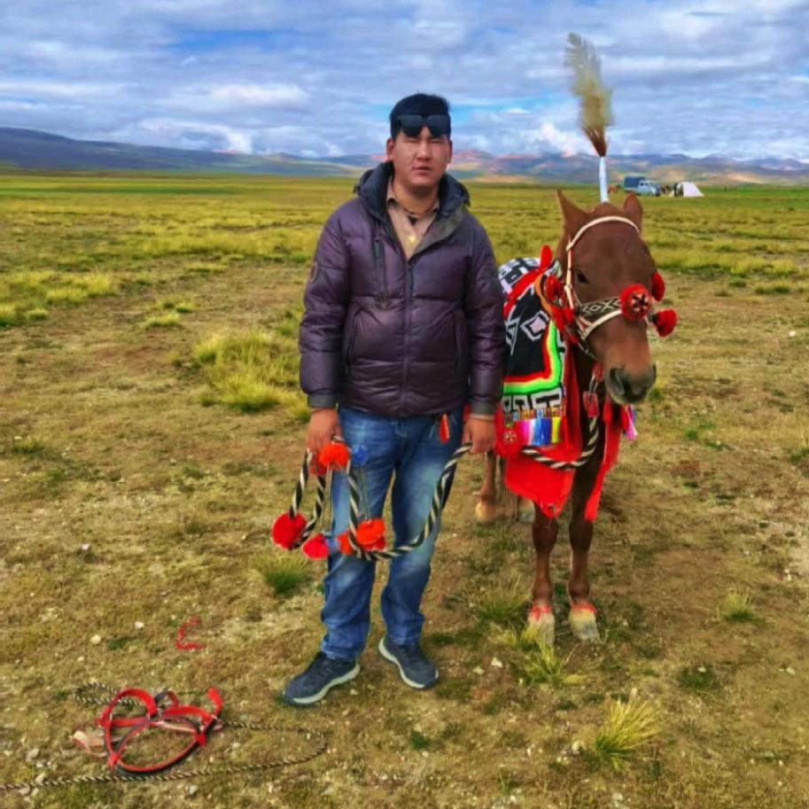 草原上的男孩ℳ̶̶̶̶♡̶҉