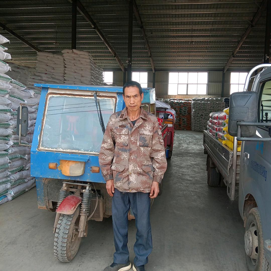 卓禹农业公司仓库肥料配送员国生