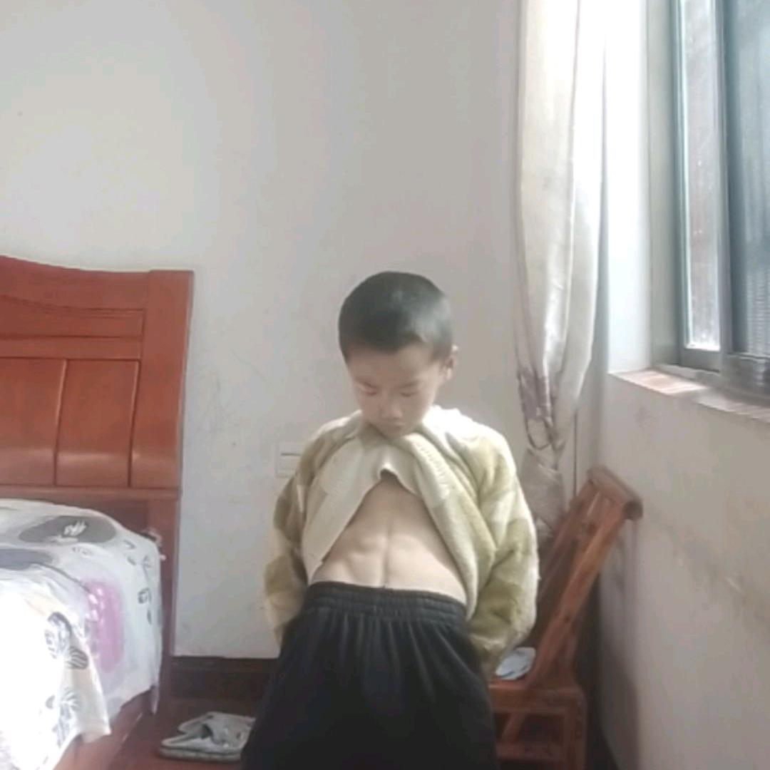 鸡哥，腹肌哥