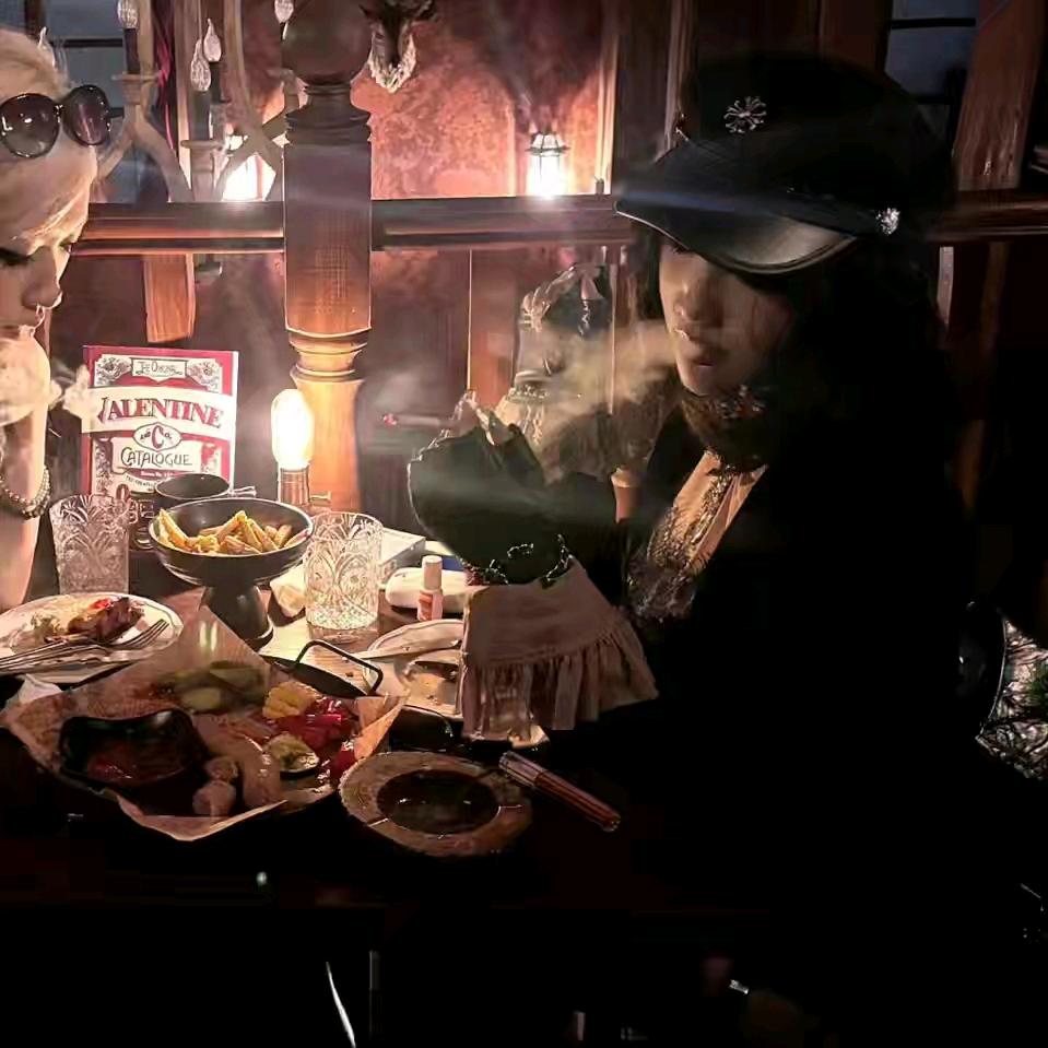 嘿！美丽的小姐船靠岸了