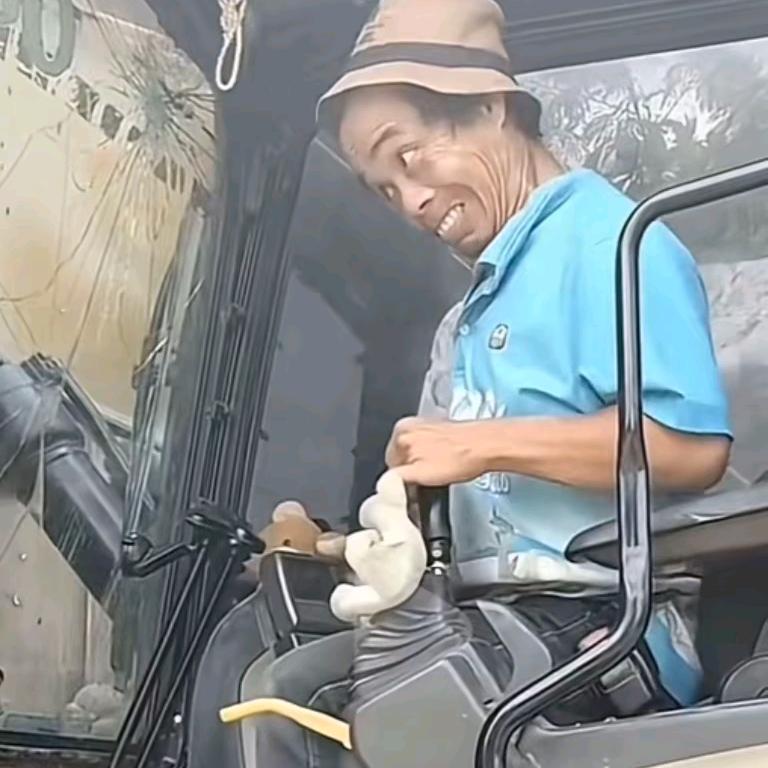 草堆里面有个贼   单枪匹马挂俩锤