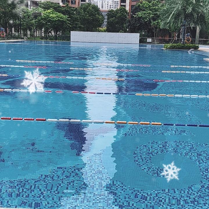 金色年华游泳池苹果教练