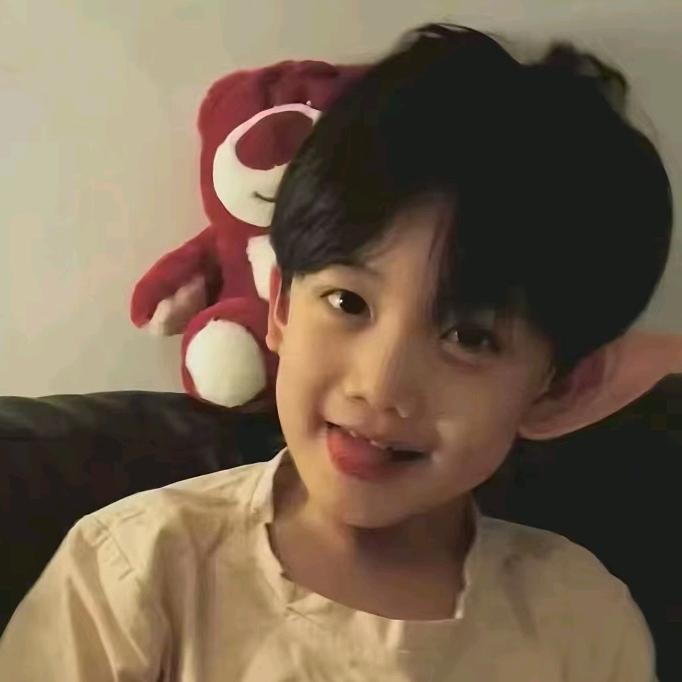 超雄抑郁症凌晨三点发疯啃手机被护工暴打