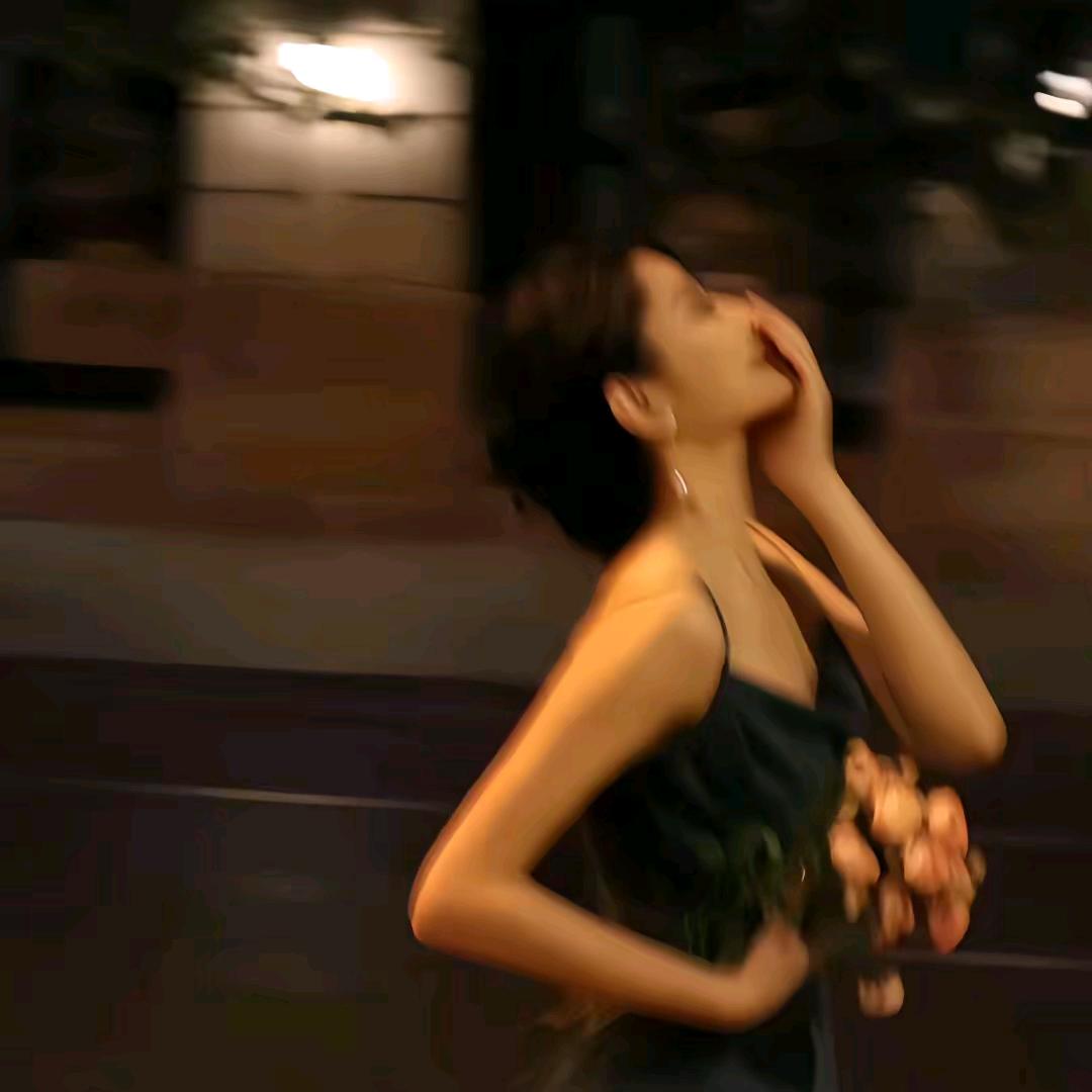 对方正在长头发...