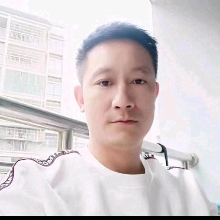 想偷偷的瞄你